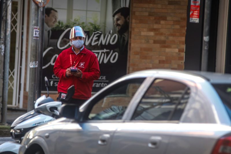 Funcionário realiza a cobrança do sistema rotativo de estacionamento