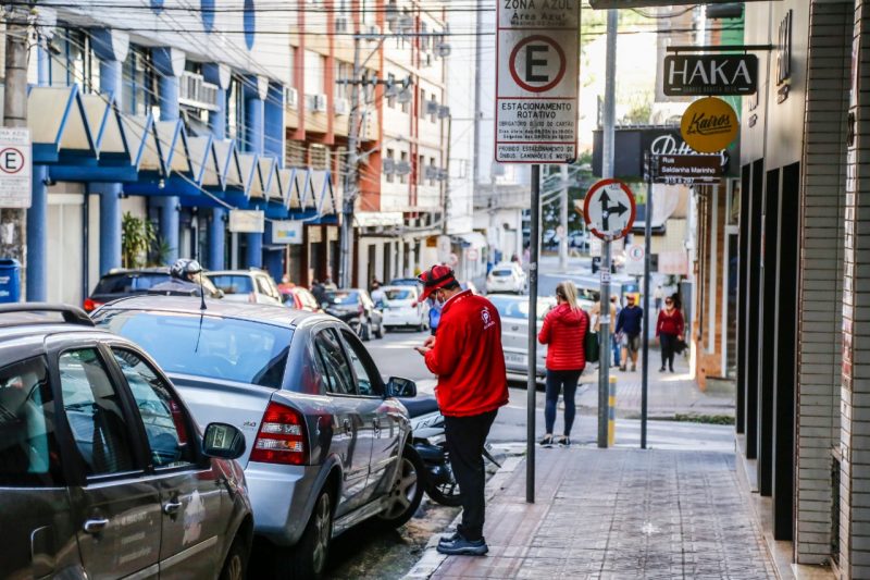 Fiscal cobrando a zona azul em Florianópolis