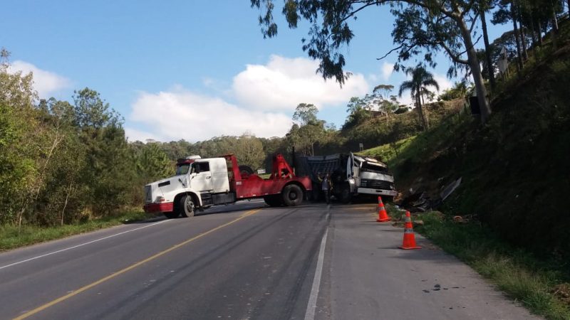 Guincheiro trabalha na remo&ccedil;&atilde;o de caminh&atilde;o na BR-470 – Foto: Divulga&ccedil;&atilde;o/PRF