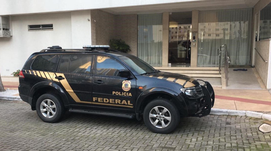 Polícia federal de brasília prende duas pessoas em operação em balneário camboriú