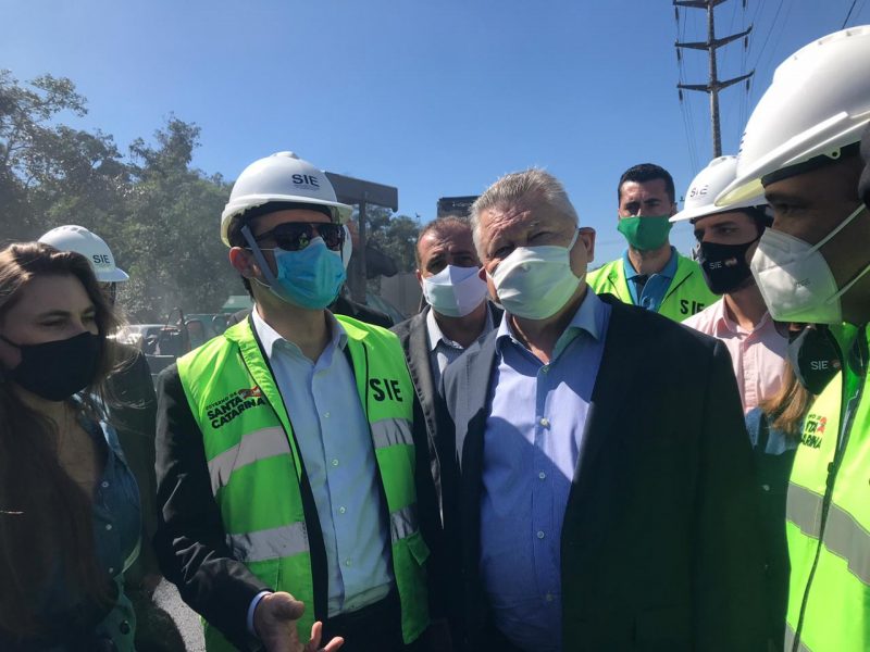 Governador ao lado do prefeito Udo D&ouml;hler, em Joinville, na manh&atilde; desta quinta-feira (27) – Foto: Luana Amorim/ND