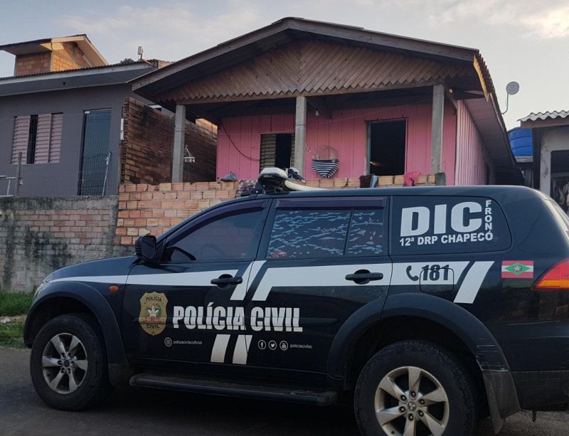 Tr&ecirc;s familiares foram presos por tr&aacute;fico de drogas nesta sexta-feira (28) em Chapec&oacute; – Foto: Divulga&ccedil;&atilde;o/Pol&iacute;cia Civil