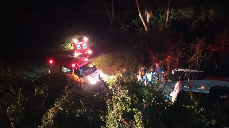 Duas pessoas morrem e 20 ficam feridas em acidente em Xanxer&ecirc; – Foto: PMRv