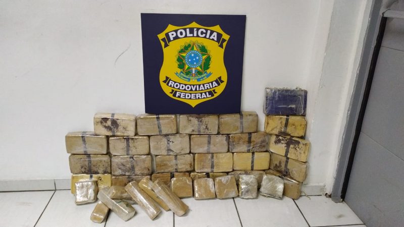 Pasta base e cloridrato de coca&iacute;na foram encontrados em compartimento oculto de carro – Foto: PRF/Divulga&ccedil;&atilde;o