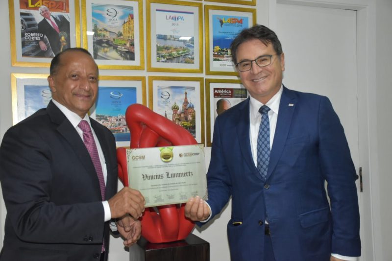 Agostinho Turbian, presidente do GCSM, organizador do Fórum Brasileiro de Turismo, e Vinicius Lummertz – Foto: Divulgação/ND