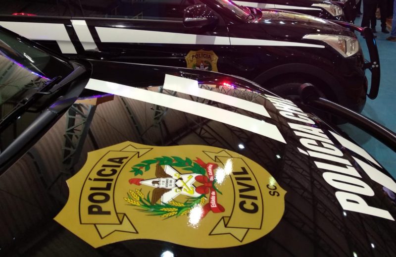 Ap&oacute;s seu interrogat&oacute;rio, o investigado de 26 anos da cidade de Itabuna, na Bahia, foi encaminhado para o Complexo Penitenci&aacute;rio de Itaja&iacute;&nbsp; – Foto: Divulga&ccedil;&atilde;o/Pol&iacute;cia Civil