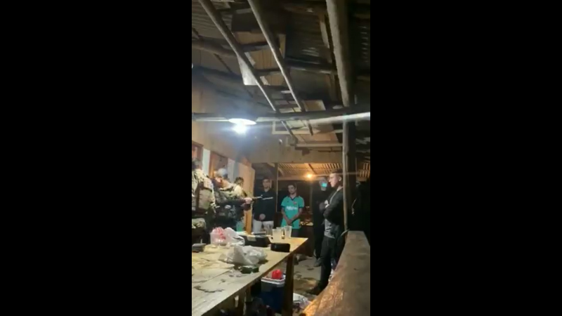 Policiais militares agridem pessoas em confraterniza&ccedil;&atilde;o em Guabiruba, no M&eacute;dio Vale do Itaja&iacute; – Foto: Reprodu&ccedil;&atilde;o/Facebook