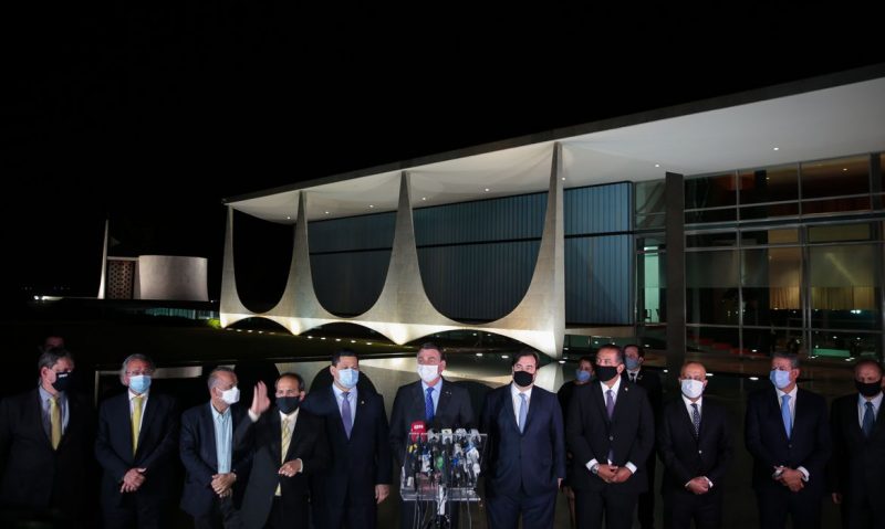 Os presidentes do Senado Federal, Davi Alcolumbre, da República, Jair Bolsonaro e da Câmara dos Deputados , Rodrigo Maia fizeram pronunciamento defendendo agenda de responsabilidade fiscal nesta quarta (12) em frente ao Palácio da Alvorada – Foto: Marcello Casal Jr/Agência Brasil/ND