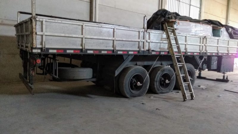 A carga foi dividida em duas carretas que foram apreendidas pela pol&iacute;cia – Foto: Jonathan Rocha/NDTV