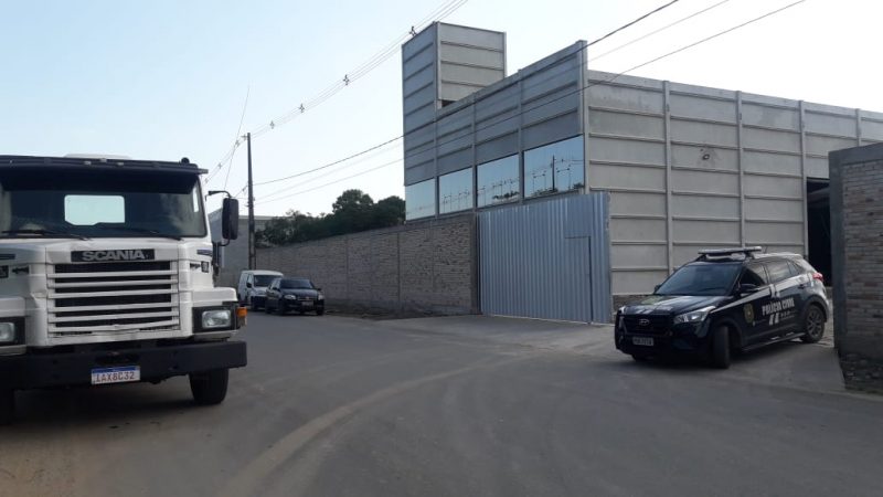 Carga roubada em Itaja&iacute; havia sido armazenada em galp&atilde;o em Araquari – Foto: Adrieli Evarini/ND