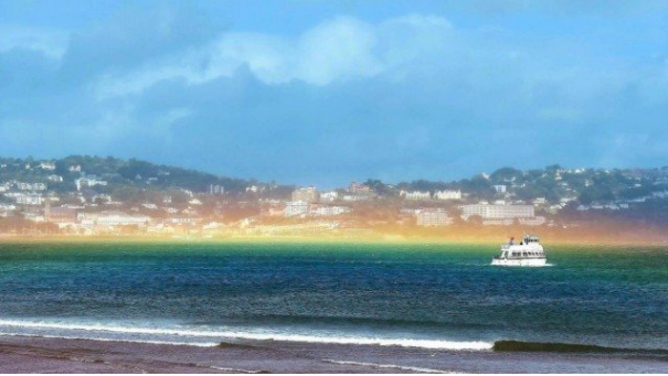 Arco-íris no mar da Inglaterra &#8211; Foto: Serviço de Meteorologia Reino Unido