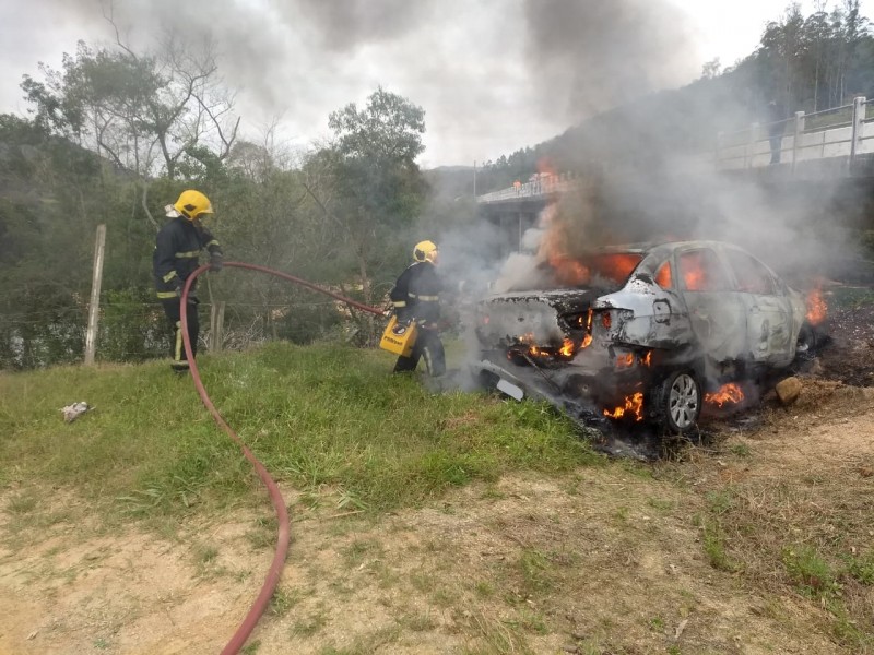 Veículo utilizado pelos assaltantes foi encontrado incendiado – Foto: Bombeiros/Divulgação