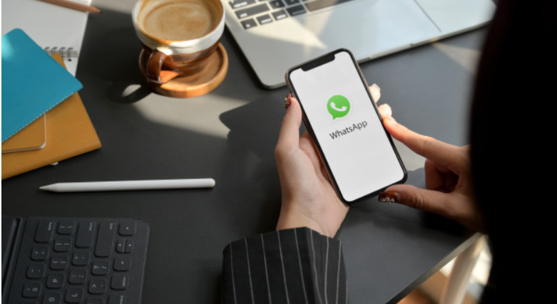 Duas capturas de telas do site WABetaInfo reforçaram o rumor de que o WhatsApp está trabalhando com a possibilidade da utilização do app em vários dispositivos ao mesmo tempo. Atualmente, mesmo que sua conta esteja sincronizada em navegadores e desktops, só é possível utilizar um deles de cada vez. – Foto: Freepik/Reprodução/ND