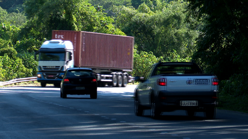 Movimento de veículos na BR-470