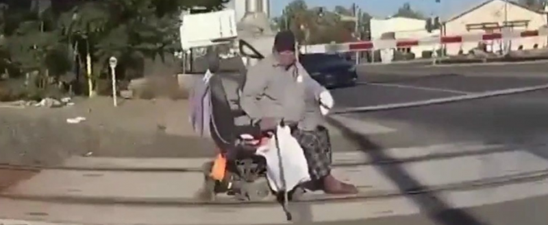 Policial salva cadeirante da morte na linha do trem – Foto: Pol&iacute;cia da Calif&oacute;rnia