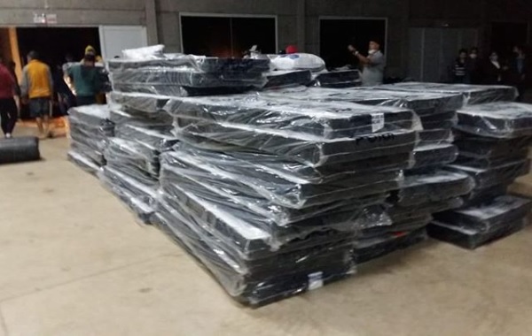 Colch&otilde;es foram distribu&iacute;dos na regi&atilde;o do Meio Oeste – Foto: Defesa Civil/Divulga&ccedil;&atilde;o