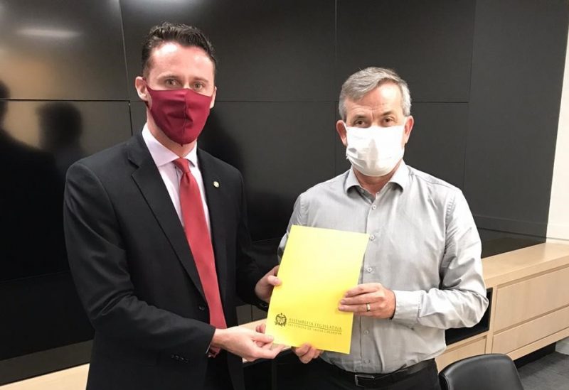 Fernando Krelling com o secret&aacute;rio do Estado da Fazenda, Paulo Eli – Foto: Geovanni Schroder/Divulga&ccedil;&atilde;o ND