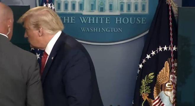 Momento em que Trump &eacute; retirado de coletiva de imprensa por seguran&ccedil;a – Foto: Reprodu&ccedil;&atilde;o/ Twitter/ Casa Branca