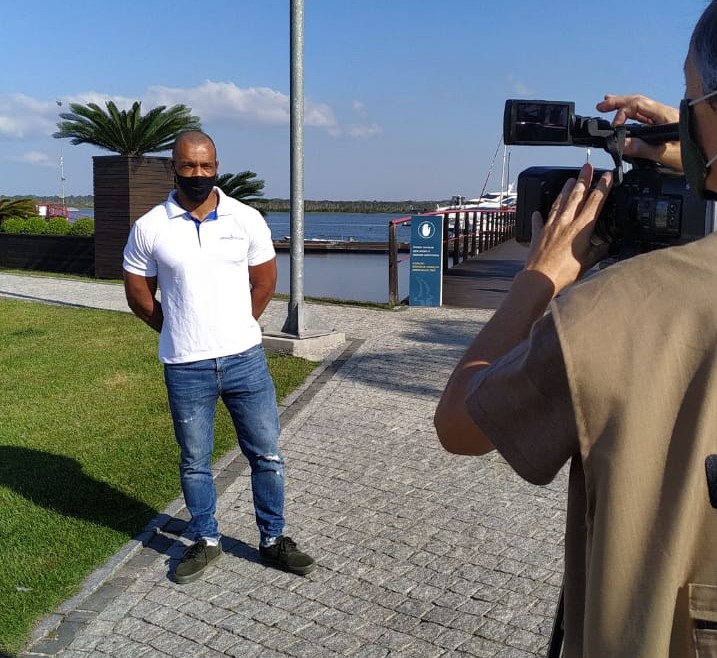 Edinho no Iate Clube de Joinville, que é banhado pela baía da Babitonga, local dos treinos diários – Foto: Maikon Costa/NDTV Joinville
