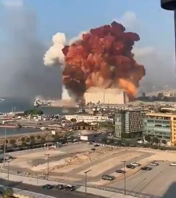 A explosão teria acontecido em um navio carregado de fogos de artifício. – Foto: Twitter/Reprodução/ND