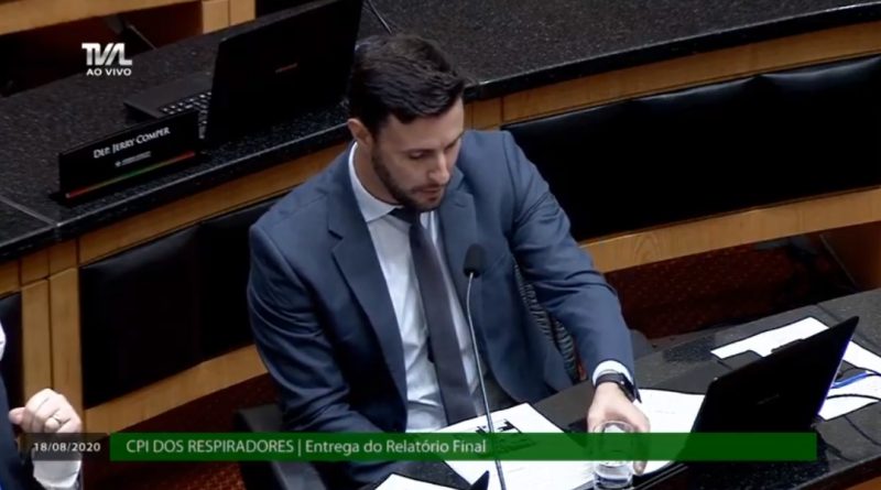 Deputado Felipe Estev&atilde;o (PSL) tamb&eacute;m participou da leitura do relat&oacute;rio final. Reprodu&ccedil;&atilde;o TV AL/You Tube