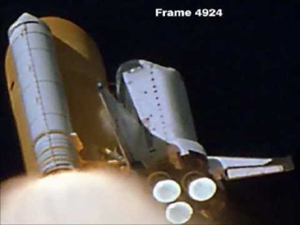 Mas, na Terra, o controle da missão percebera algo errado: uma revisão de imagens de câmeras do lançamento mostrou que um pedaço revestimento do tanque se soltou e bateu na asa esquerda do ônibus espacial, afetando sua proteção térmica – Foto: Reprodução/mcdreeamiemusings.com