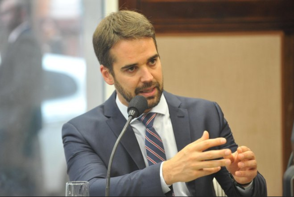 Aliado de Doria, o governador do Rio Grande do Sul, Eduardo Leite (PSDB), também informou que teve a doença e que foi surpreendido, porque estava assintomático. Ele contraiu Covid-19 em julho, mês em que a pandemia registrou aumentos expressivos de números na região Sul. – Foto: Alina Souza/CP Memória/Divulgação/ND