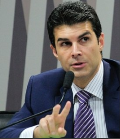 Na mesma data, em 14 de abril, a infecção pela doença foi comunicada pelo governador do Pará, Helder Barbalho (MDB), que pegou a doença na primeira quinzena de abril. Naquele mês, a pandemia começava a afetar de forma grave alguns estados do país, como o Amazonas e o próprio Pará. Barbalho despachou de casa e fez quarentena nos dias que se seguiram ao anúncio da infecção. – Foto: Divulgação/ND
