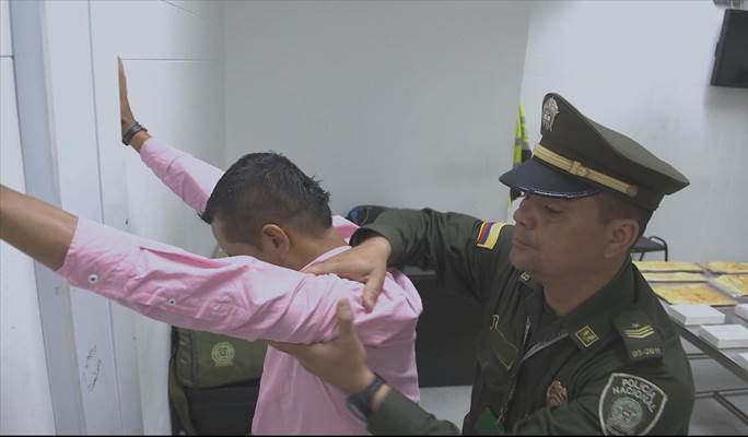 Passageiro demonstra comportamento estranho e &eacute; detido pela pol&iacute;cia – Foto: Divulga&ccedil;&atilde;o/ Record TV