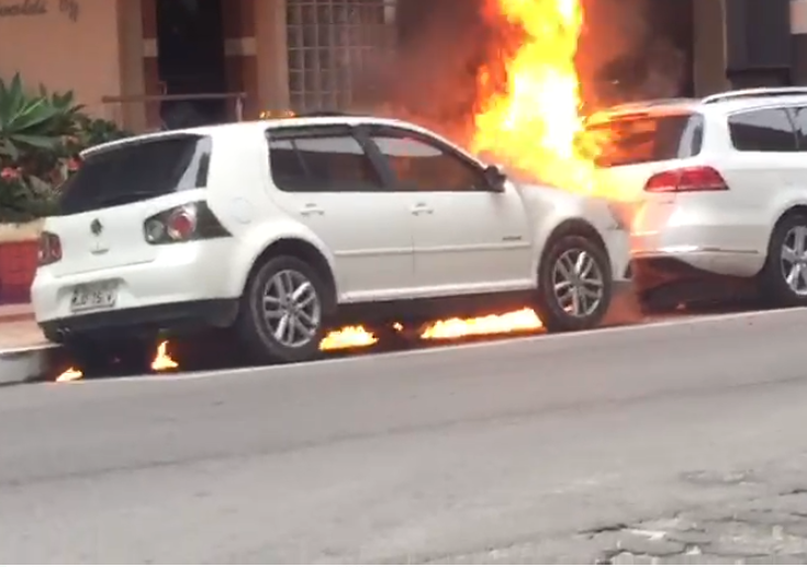 Mulher coloca fogo no carro do ex-companheiro em Balne&aacute;rio Cambori&uacute; – Foto: Reprodu&ccedil;&atilde;o/Redes Sociais/ND