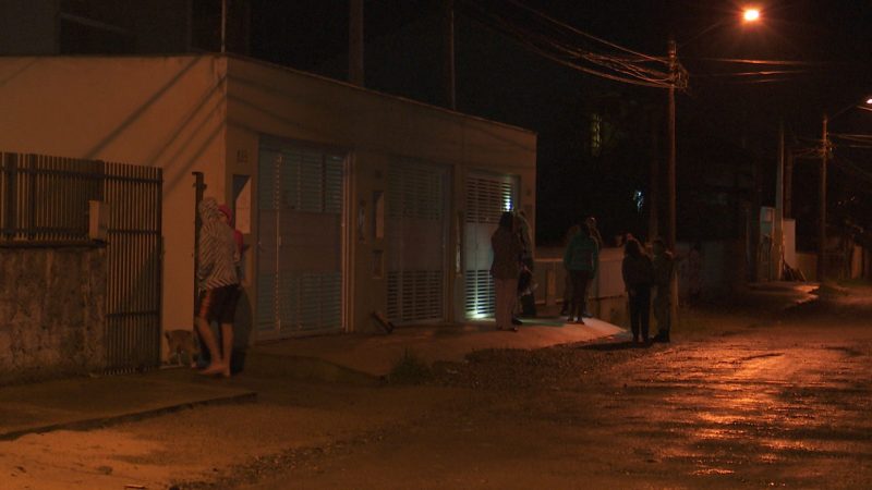 Assaltantes renderam casal que chegava em casa na noite de s&aacute;bado (15), no bairro Iriri&uacute; – Foto: Reprodu&ccedil;&atilde;o/NDTV