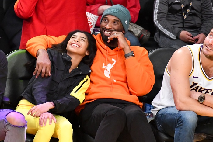 Aos 41 anos, Kobe Bryant, um dos maiores ídolos do Los Angeles Lakers e cinco vezes campeão da NBA morreu em um trágico acidente aéreo no dia 26 de janeiro. O helicóptero levava Bryant, a filha Gigi Bryant, de 13 anos, e outras oito pessoas para um centro de treinamento no Norte de Los Angeles. O helicóptero caiu em Calabasas, próximo ao destino final – Foto: Getty Images/ND