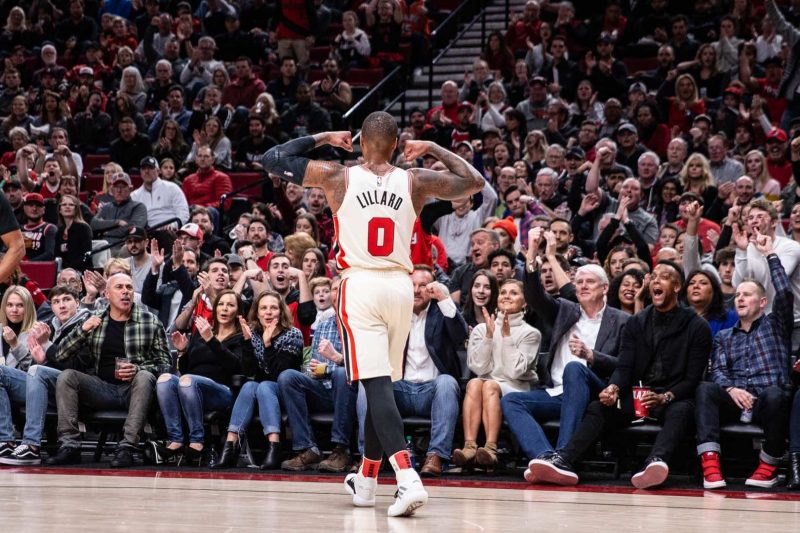 Damian Lillard comemorando em frente da torcida