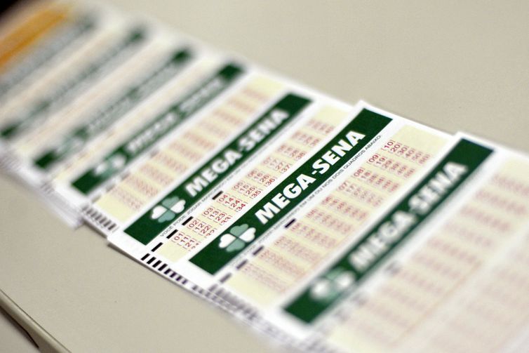 Bilhetes simples com seis dezenas marcadas custam R$ 4,50 &#8211; Foto: Marcello Casal Jr/Agência Brasil/ND