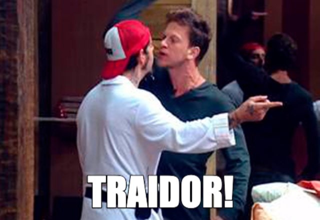 Traidor! Para tudo porque a troca de ofensas entre Tico e Dudu em A Fazenda 3 foi histórica! Depois de uma revelação de voto, a confusão começou e Tico soltou o verbo para o companheiro de confinamento: “Judash, X-9, traidor!” – Foto: Reprodução/Record TV