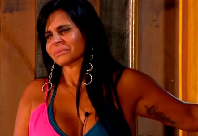 Gretchen – Essa nem precisaria de legenda! Ao longo de sua participação no reality, a nossa Rainha dos Memes conquistou o público com seus gestos e frases icônicas! Um dos momentos mais marcantes foi esse de quando ela tocou o sino, anunciando sua desistência da quinta temporada – Foto: Reprodução/Record TV