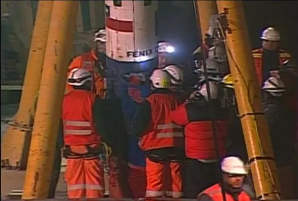 Há 10 anos, no dia 5 de agosto de 2010, 33 mineiros foram soterrados em uma mina a 688 metros de profundidade, no Chile, em um dos piores acidentes de trabalho já registrados. Para o resgate dos trabalhadores foi necessário a perfuração de um poço, pelo qual inicialmente os trabalhadores recebiam água e mantimentos. Posteriormente ele foi alargado, o que possibilitou a retirada dos trabalhadores através de uma cápsula de mais de cinco metros. Eles ficaram 60 dias soterrados. – Foto: Agência Brasil/Divulgação/ND
