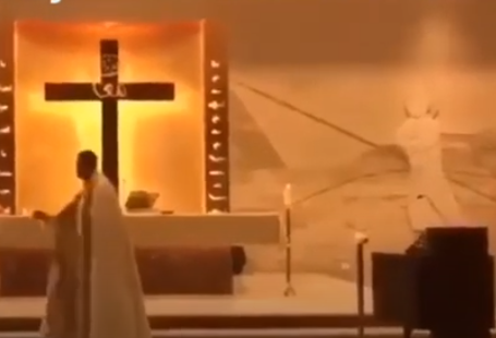 Padre foge da igreja após explosão no Líbano – Foto: Reprodução Youtube