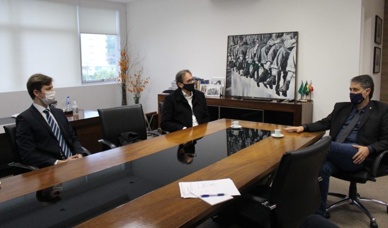 Presidente da ACM, Ademar Jos&eacute; de Oliveira Paes Junior; presidente da Fiesc, M&aacute;rio Cezar Aguia; e secret&aacute;rio de Estado da Sa&uacute;de, Andr&eacute; Motta Ribeiro, em reuni&atilde;o na manh&atilde; desta quinta-feira (20) – Divulga&ccedil;&atilde;o/ND