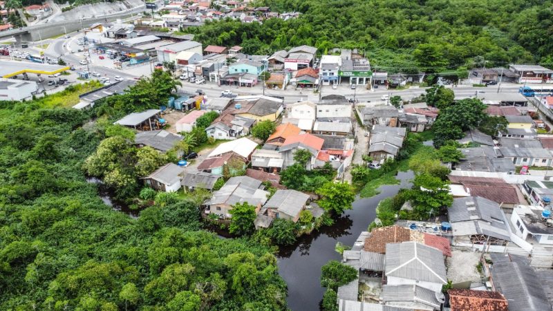 Projeto da SOS Mata Atl&acirc;ntica monitora a qualidade das &aacute;guas do rio Tavares – Foto: Anderson Coelho/ND