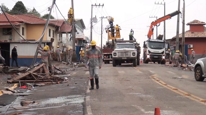Equipe faz o reparo da rede de energia em &Aacute;gua Doce – Foto: Reprodu&ccedil;&atilde;o NDTV