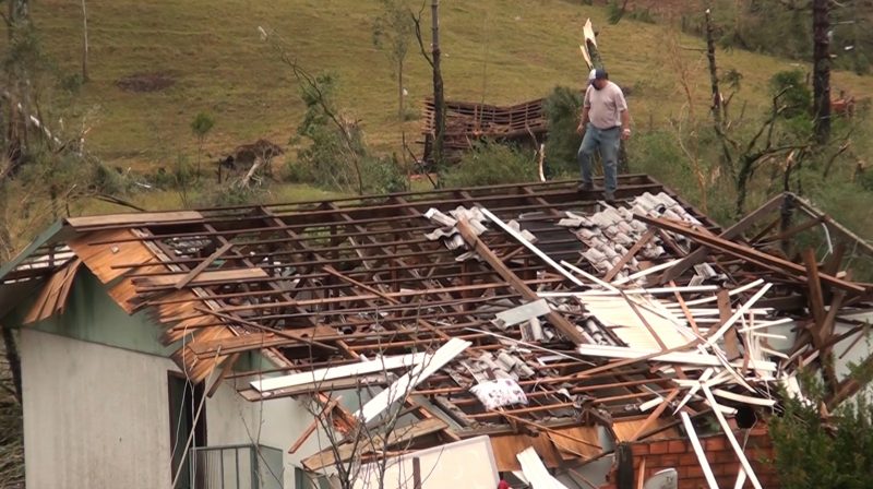 Telhados completamente destruídos pelo tornado – Foto: Carlos Corrêa/Reprodução NDTV