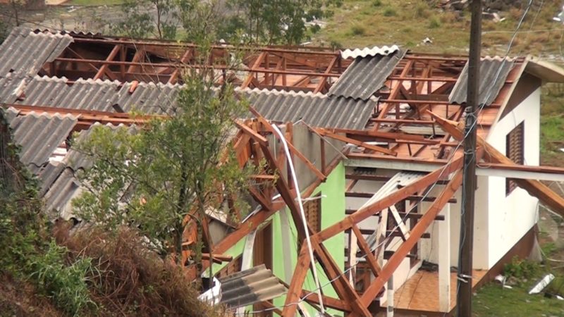 Foto mostra casa destelhada 