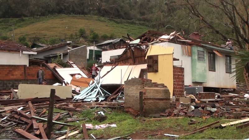 Casas totalmente destru&iacute;das pelo tornado – Foto: Reprodu&ccedil;&atilde;o NDTV