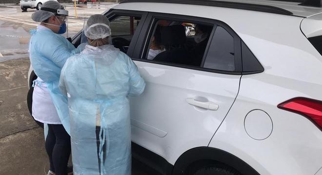 T&eacute;cnicos coletam amostras para o teste RT-PCR de diagn&oacute;stico da Covid-19; fam&iacute;lias chegam de madrugada – Foto: Reprodu&ccedil;&atilde;o/Instituto Butantan