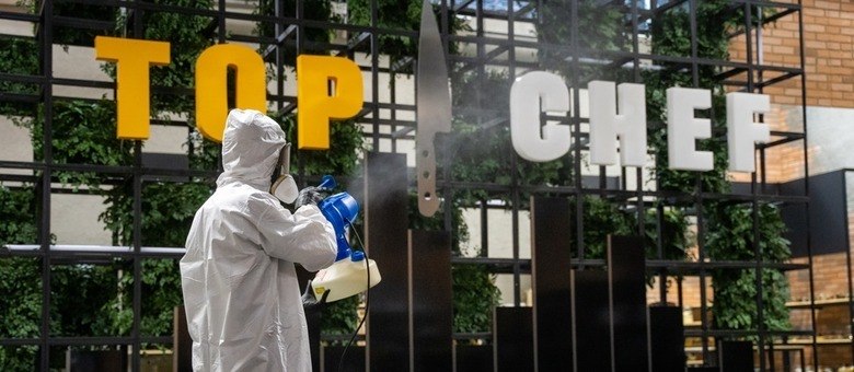O cen&aacute;rio de Top Chef Brasil passar&aacute; sempre por processos de higieniza&ccedil;&atilde;o durante as grava&ccedil;&otilde;es – Foto: Reprodu&ccedil;&atilde;o/Record TV