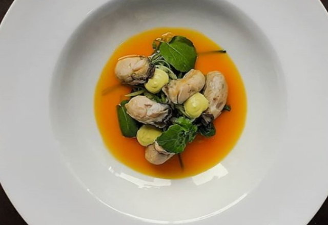 O chef Rodrigo Raut arrasou com uma ostra fresca nativa de Florianópolis defumada em folhas de laranjeira, calda de bergamota, algas sunomomo e aioli de açafrão.Também quer ver seu prato no site oficial do Top Chef Brasil? Use a #EuTopChef nas redes sociais e mostre todo o seu talento! – Foto: Reprodução/Instagram