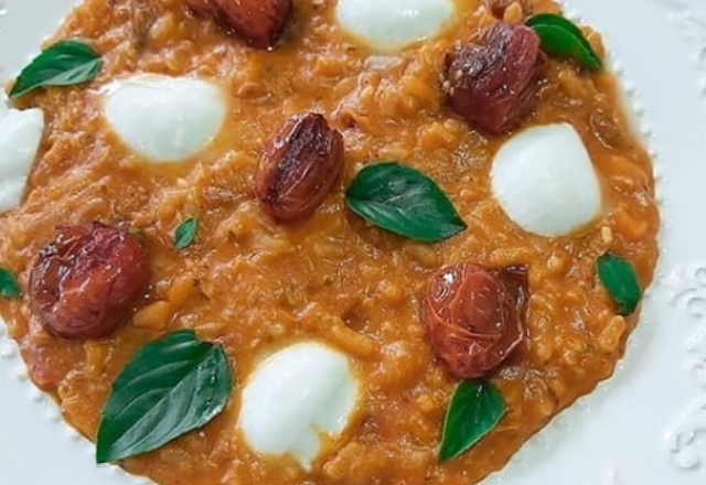 E também tem técnica por aqui! A biomédica Lorraine Coelho preparou um risoto pomodoro com tomatinhos confit e mussarela de búfala – Foto: Reprodução/Instagram