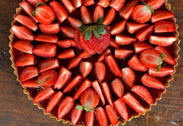 A bacharel em Direito Gabriela Carvalho também mandou bem com uma deliciosa torta de morangos! – Foto: Reprodução/Instagram