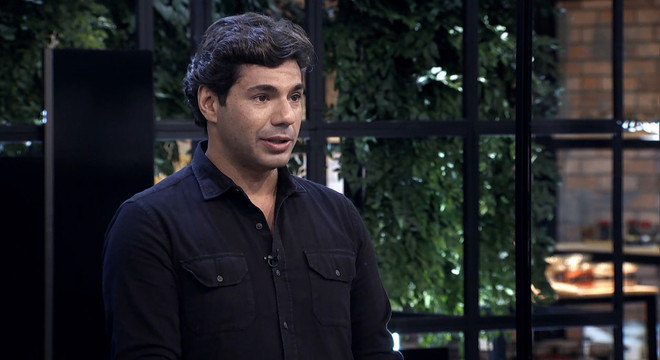 Felipe Bronze comanda o Top Chef Brasil ao lado de Ailin Aleixo e Emmanuel Bassoleil – Foto: Antonio Chahestian/Record TV